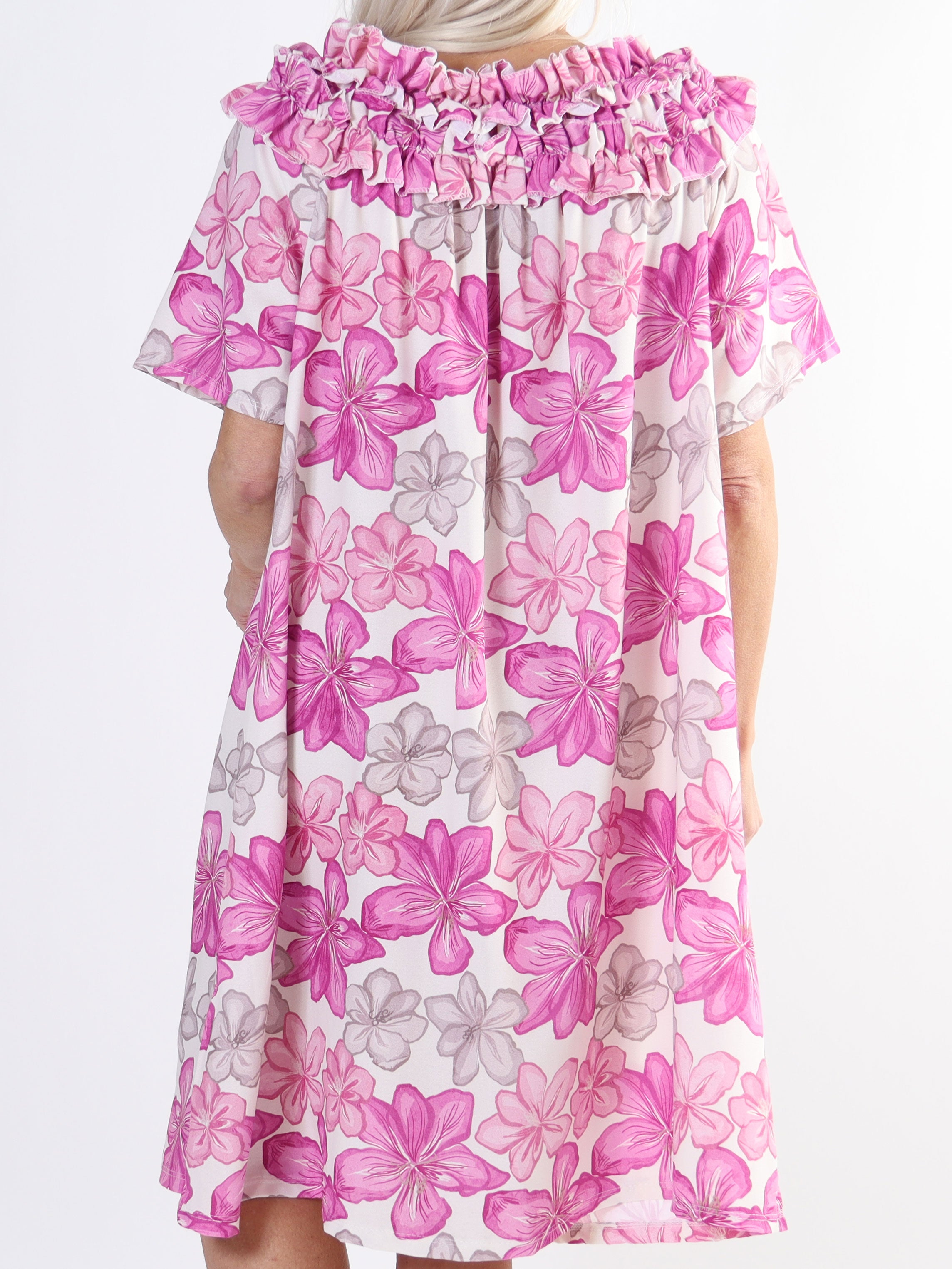 Chili Sleeveless Dress Flower - Blomstret plus size kjole med flæser